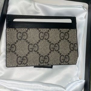 Gucci gg supreme card case